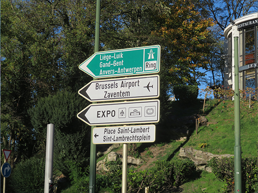 首都ブリュッセルの道路標識。2つの言語で表記されている　©MakiMiyazaki